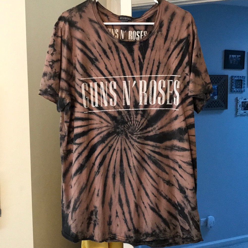 H&M Men’s Guns N Roses Distressed Wise Neck Tshirt